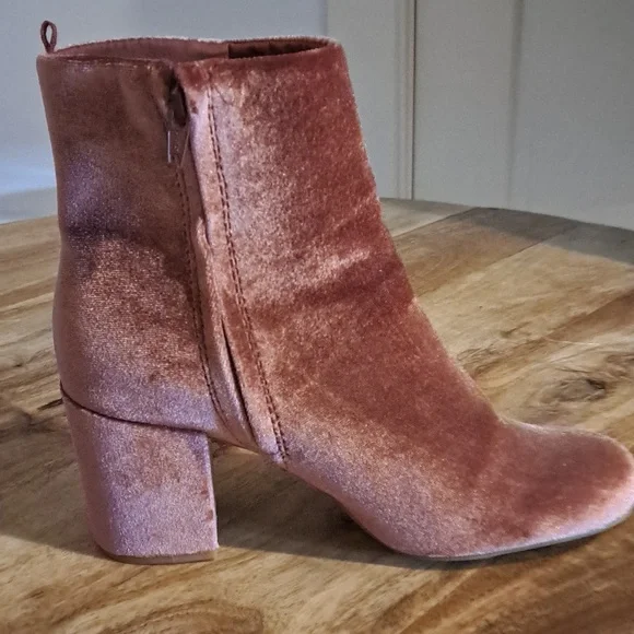 OLD Navy pink velvet ankle boots size 8 - Picture 4 of 4